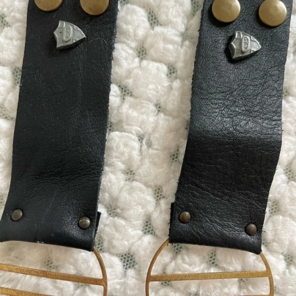 Two‎ leather brackets black gold